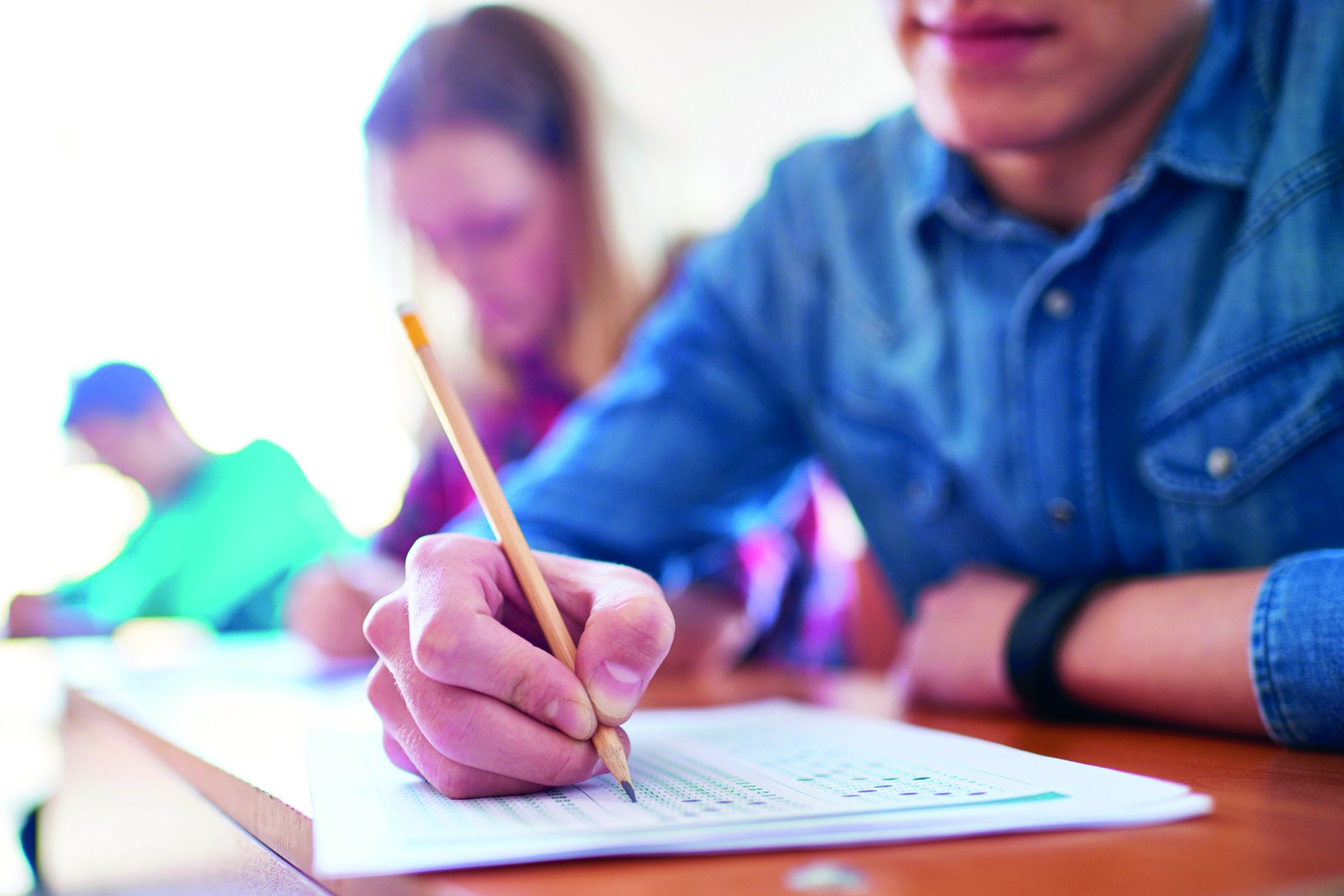 20191024-imagem-representativa-para-estudantes-jovens-estudando-sala-de-aula-pesquisa-1470669729351_1920x1281