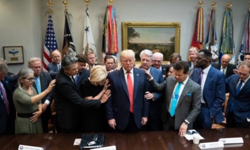 varios-lideres-religiosos-impoem-as-maos-sobre-o-presidente-donald-trump-1000x600
