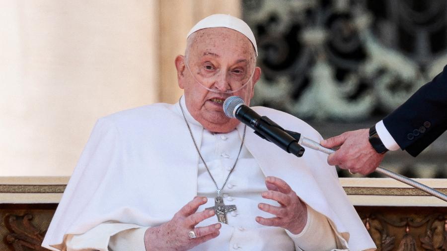papa-francisco-em-aparicao-publica-pela-primeira-vez-apos-internacao-1743939272117_v2_900x506