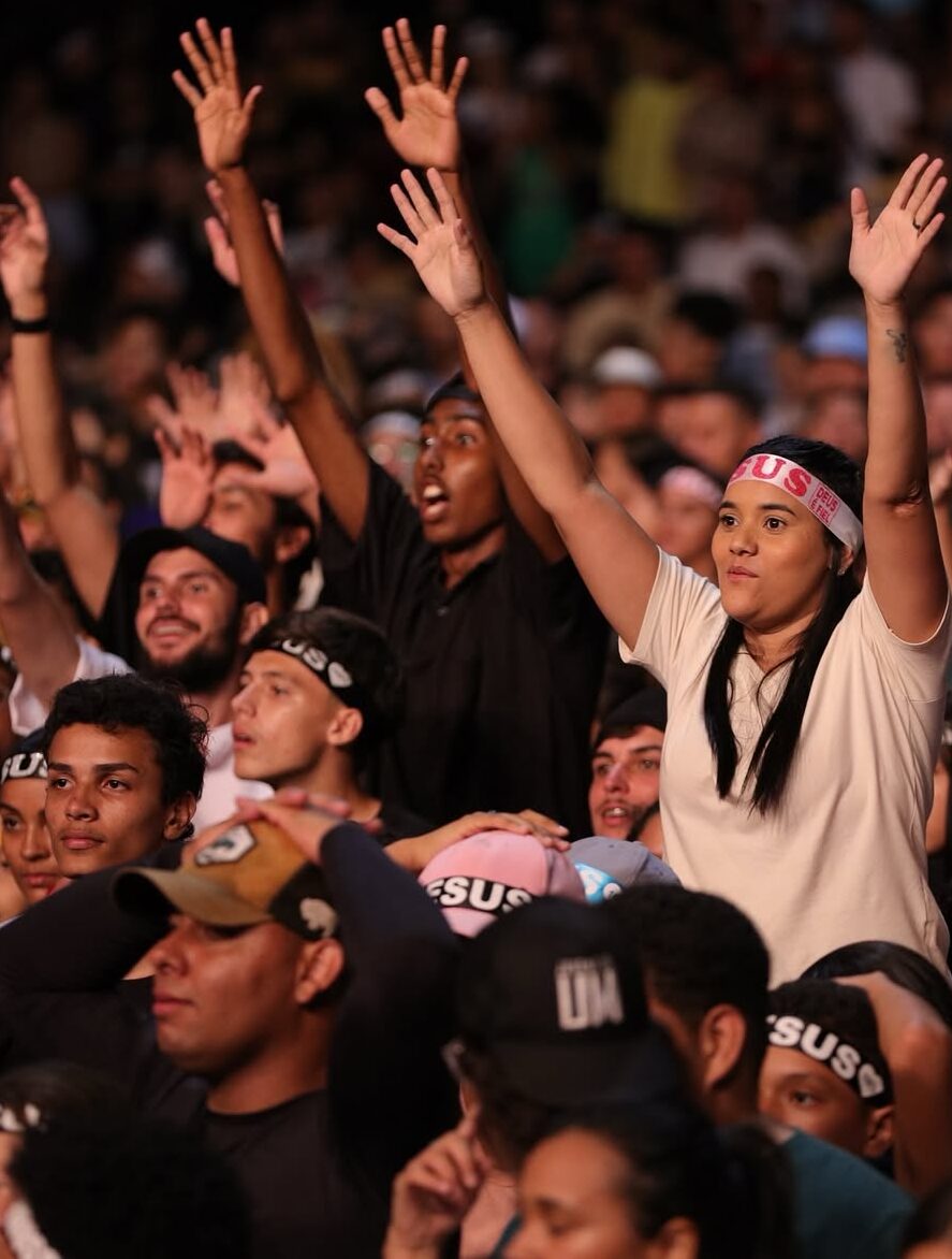 Fechamos nossa Marcha para Jesus com chave de ouro! Aline Barros, uma grande referência de fé e adoração, encerrou esse dia marcante nos levando ainda mais perto do coração de Deus! Que bênçã (1)