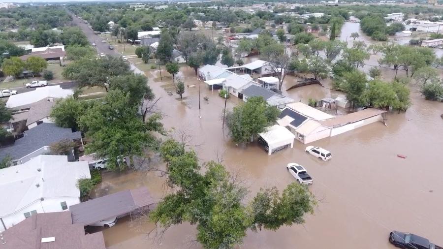 4jul2025---casas-e-ruas-ficaram-alagadas-apos-fortes-chuvas-elevarem-o-nivel-do-rio-guadalupe-em-san-angelo-texas-nos-estados-unidos-1751713113087_v2_900x506