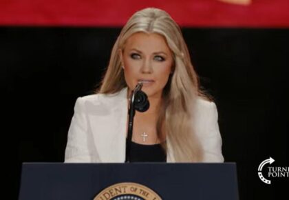 erika-kirk-durante-o-funeral-do-marido-charlie-kirk-no-arizona-1758493419485_v2_900x506