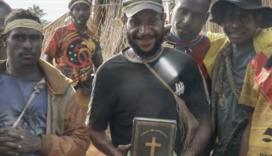 Feest in Papoea-Nieuw-Guinea- het Nieuwe Testament beschikbaar in het Onobasulu.Na 10 intensieve