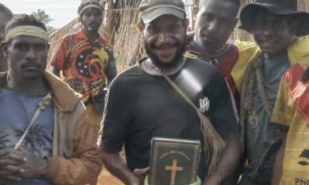 Feest in Papoea-Nieuw-Guinea- het Nieuwe Testament beschikbaar in het Onobasulu.Na 10 intensieve
