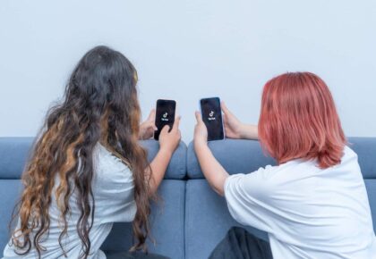 adolescentes-usando-tiktok-1920x1080