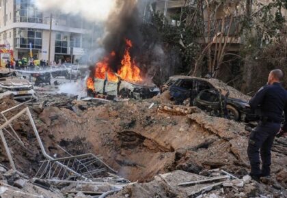 24mar2026---socorristas-atendem-a-local-de-queda-de-missil-iraniano-em-tel-aviv-1774344065246_v2_900x506