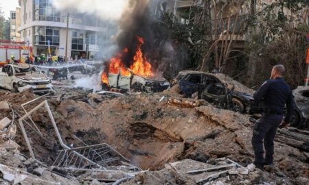 24mar2026---socorristas-atendem-a-local-de-queda-de-missil-iraniano-em-tel-aviv-1774344065246_v2_900x506