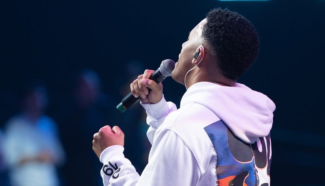 Portanto, agora já não há condenação para os que estão em Cristo Jesus,porque por meio de Cristo