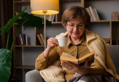 vista-frontal-mulher-sentada-em-casa