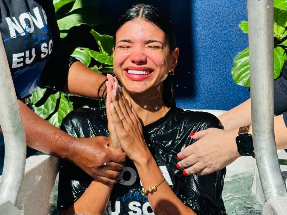 Nova-vida_-Jakelyne-esposa-de-Mariano-aceita-Jesus-e-se-batiza-em-igreja-evangelica Nova-vida_-Jakelyne-esposa-de-Mariano-aceita-Jesus-e-se-batiza-em-igreja-evangelica