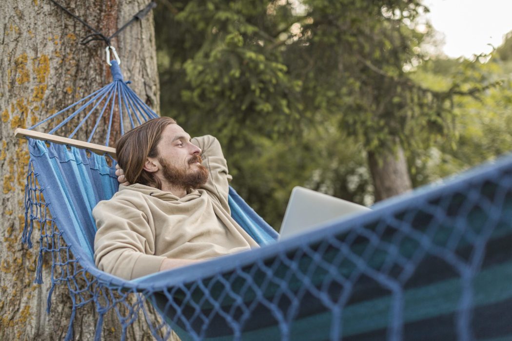 homem-na-rede-curtindo-natureza-com-laptop homem-na-rede-curtindo-natureza-com-laptop
